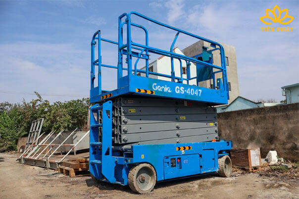 Xe nang nguoi cat keo (Scissor Lift)-2.jpg