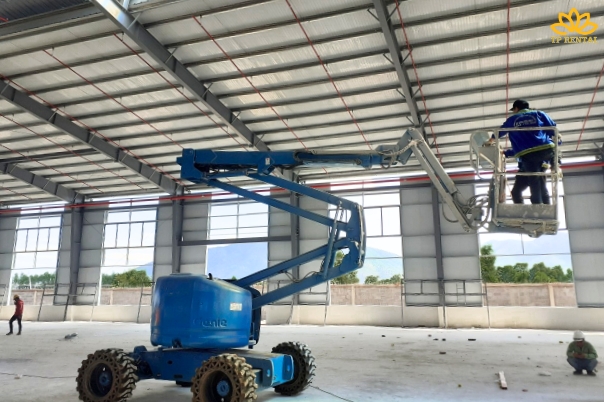 xe nang nguoi boomlift dầu