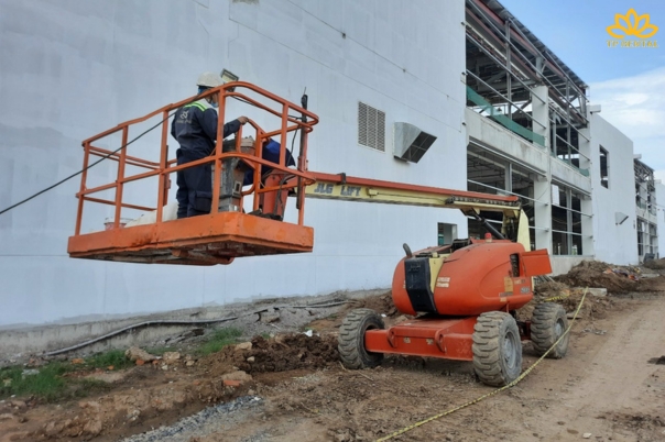 xe nang nguoi boom lift lam viec tren cao