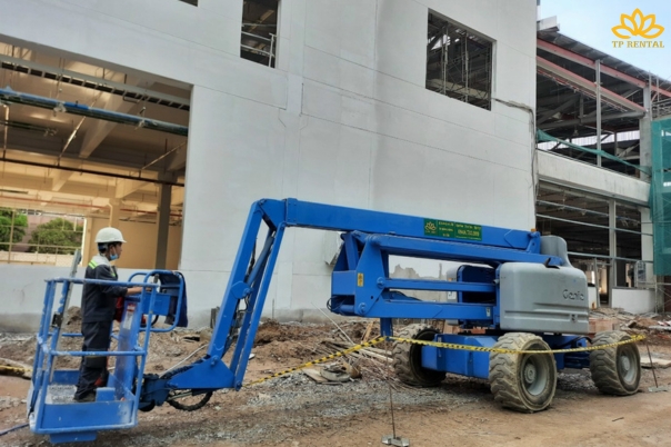 loi ich thue xe nang nguoi boom lift lam viec tren cao