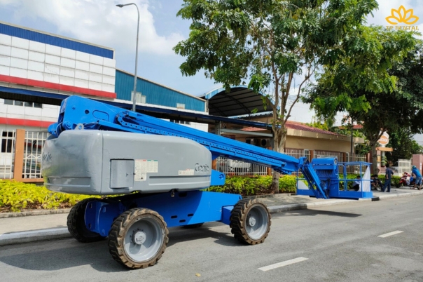 xe nang nguoi boom lift dien